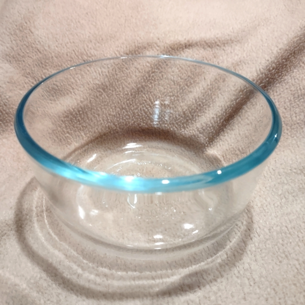 Small Pyrex 7200 Bowl